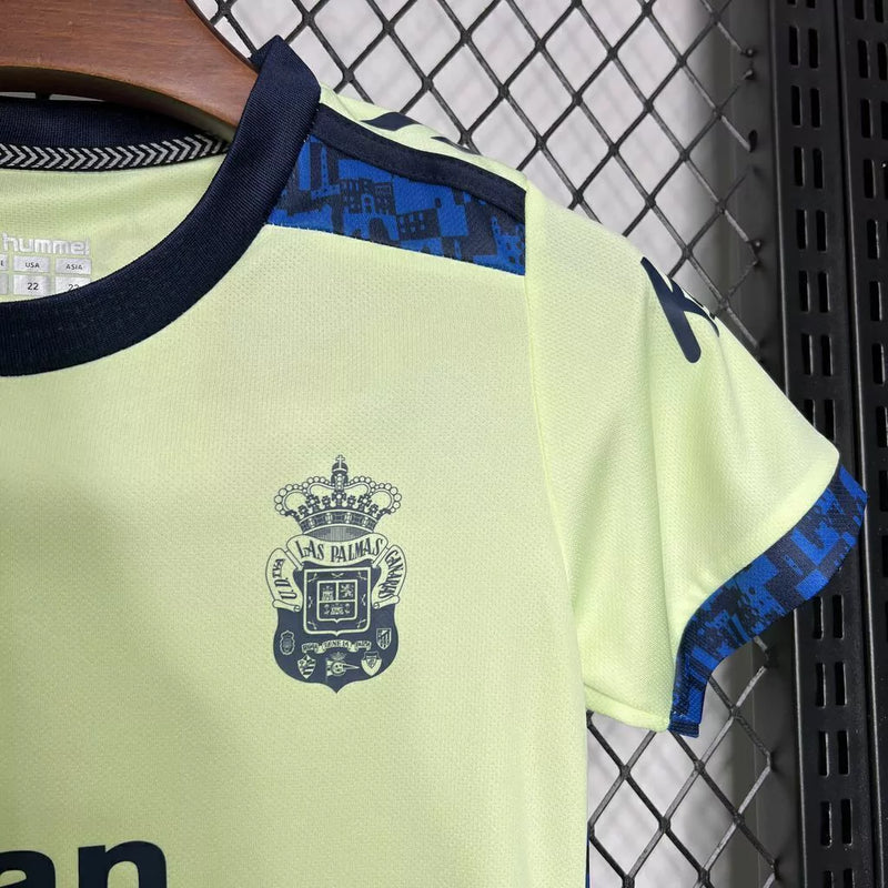 Kit Infantil Las Palmas Third III 2024/25 Hummel com camisa e short verde, uniforme infantil leve e respirável, ideal para jogos, treinos e jovens torcedores do Las Palmas."