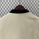 Detalhe da camisa Nike Corinthians 110 Anos 2023 bege com escudo do clube e tecido tecnológico.