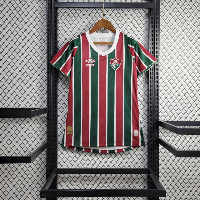 Camisa Fluminense Home 2024/25 Torcedora Feminina oficial com listras verde, grená e branco, escudo bordado, modelo moderno e confortável
