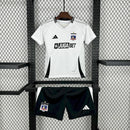 Kit Infantil Colo-Colo Home I 2025/26 Adidas – Camisa e shorts branco e preto para crianças, uniforme completo do clube chileno