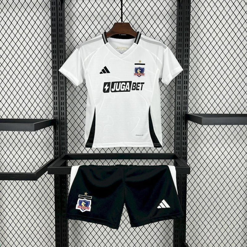 Kit Infantil Colo-Colo Home I 2025/26 Adidas – Camisa e shorts branco e preto para crianças, uniforme completo do clube chileno