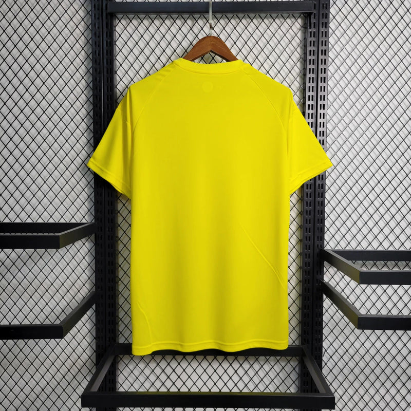 Camisa Escócia 150 Anos Adidas masculina na cor amarela, com detalhes em azul e branco, gola em V, mangas curtas e tecido respirável, edição comemorativa de 150 anos da seleção escocesa, ideal para torcedores"