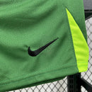 Kit Infantil Barcelona Goleiro 2025/26 Nike Verde, camiseta e shorts oficiais do Barça para crianças, modelo de goleiro com escudo bordado e design exclusivo, ideal para pequenos torcedores e colecionadores."