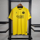 Camisa PSG Pré-Jogo 2023/24 Jordan Torcedor Masculina Amarela, design vibrante e moderno com tecido leve e confortável para torcedores do Paris Saint-Germain.”