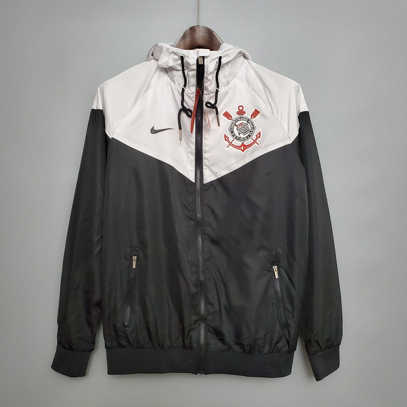 Corta-vento Corinthians Nike 2020 masculino nas cores preto e branco com escudo bordado e capuz ajustável.