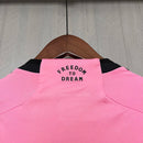 Camisa Inter Miami Home I 2024/25 Adidas masculina, rosa com detalhes em preto, design moderno para torcedores, tecido leve e respirável, perfeita para jogos e colecionadores."