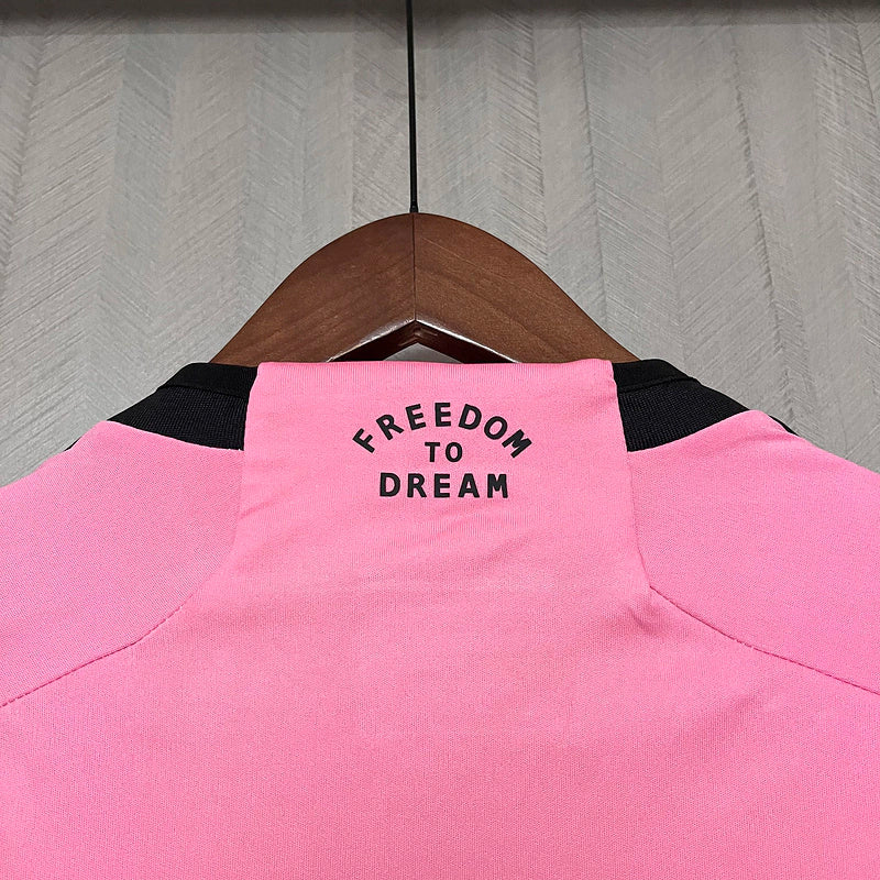 Camisa Inter Miami Home I 2024/25 Adidas masculina, rosa com detalhes em preto, design moderno para torcedores, tecido leve e respirável, perfeita para jogos e colecionadores."