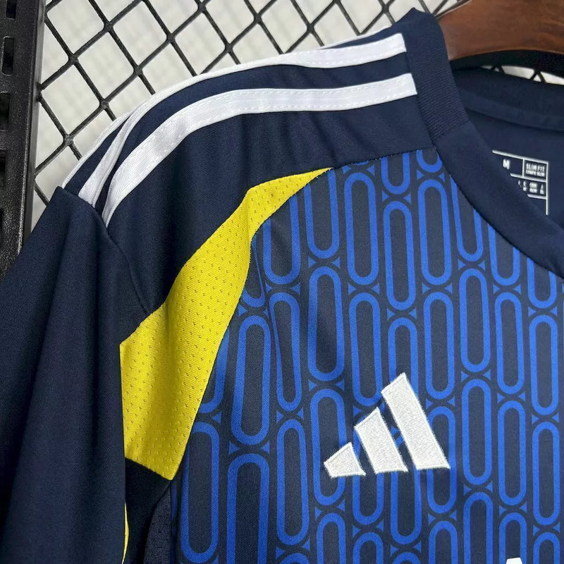 Camisa Al-Nassr Away (2) 2024/25 Adidas Torcedor Masculina branca com detalhes em azul e dourado, escudo do clube aplicado no peito e logo Adidas bordado."