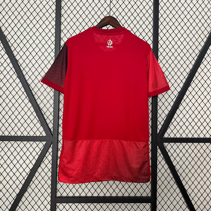 Camisa Polônia Away II 2024/25 Nike Torcedor Masculina, vermelha, com escudo da seleção polonesa e logo Nike em destaque, feita em tecido leve e respirável, modelo masculino com caimento confortável, ideal para jogos e uso casual.”