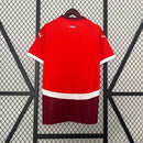 Camisa Suíça Home I 2024/25 Puma Torcedor Masculina, vermelha, com escudo da seleção suíça e logo Puma em destaque, feita em tecido leve e respirável, modelo masculino com caimento confortável, ideal para jogos e uso casual.”