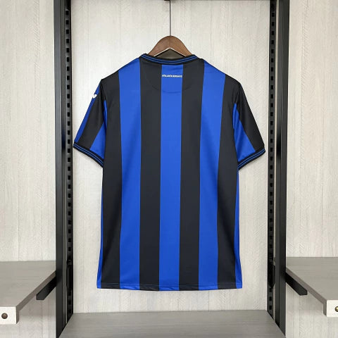 Camisa Atalanta Home I 2024/25 Torcedor Masculina azul e preta, com listras verticais tradicionais, escudo bordado e gola reforçada, simbolizando a força e a elegância da Atalanta BC.