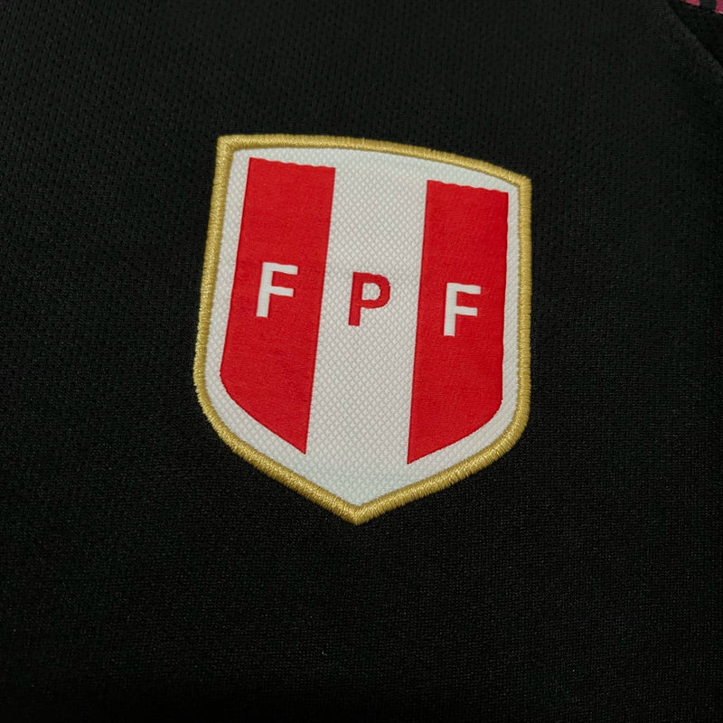 Camisa Peru Away II 2024/25 Adidas masculina, preta, com escudo da seleção peruana no peito, detalhes clássicos e listras diagonais, tecido leve e respirável com tecnologia AEROREADY, ideal para treinos, jogos e torcer pelo time com estilo e conforto.”