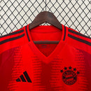 Camisa Bayern de Munique Home 2024/25 Torcedor Masculina Adidas oficial vermelha com escudo bordado e detalhes em branco