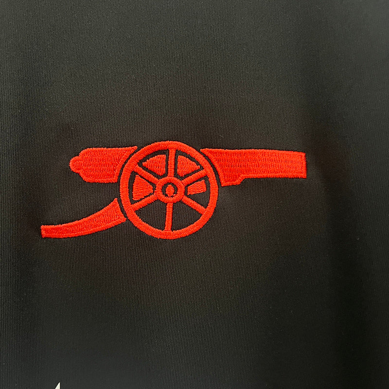 Camisa Arsenal Away 2024/25 Adidas Torcedor Masculina - modelo preto, uniforme de visitante dos Gunners, design moderno com escudo do clube e logo Adidas em destaque.