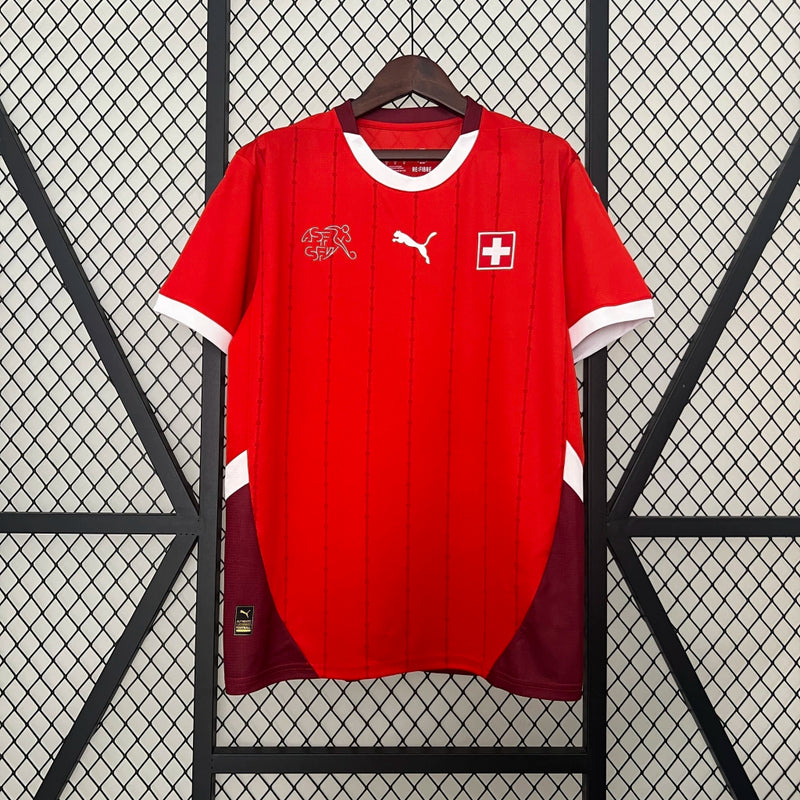 Camisa Suíça Home I 2024/25 Puma Torcedor Masculina, vermelha, com escudo da seleção suíça e logo Puma em destaque, feita em tecido leve e respirável, modelo masculino com caimento confortável, ideal para jogos e uso casual.”