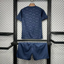 Kit Infantil Barcelona 125 anos 2024/25 Nike oficial, camisa azul e grená com escudo do FC Barcelona em destaque, shorts e meias combinando, uniforme completo para crianças de 3 a 14 anos"