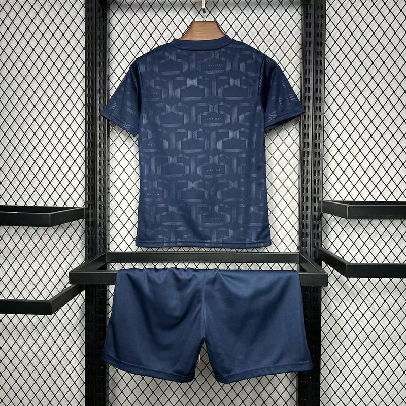 Kit Infantil Barcelona 125 anos 2024/25 Nike oficial, camisa azul e grená com escudo do FC Barcelona em destaque, shorts e meias combinando, uniforme completo para crianças de 3 a 14 anos"