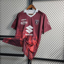 Camisa Torino Especial Suzuki 10 Anos 2023/24 Joma Torcedor Masculina Grená com detalhes dourados e escudo bordado, edição comemorativa da parceria Torino e Suzuki.”