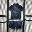 Kit Infantil Juventus Third III 2024/25 Adidas oficial, camisa com cores alternativas e escudo da Juventus em destaque, shorts e meias combinando, uniforme completo para crianças de 3 a 13 anos