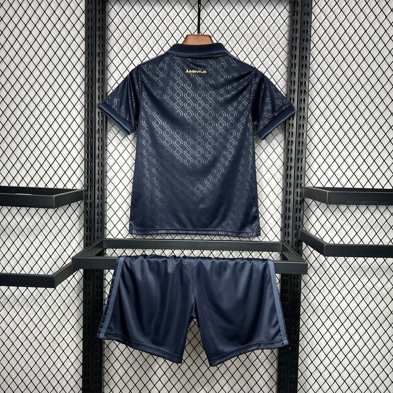 Kit Infantil Juventus Third III 2024/25 Adidas oficial, camisa com cores alternativas e escudo da Juventus em destaque, shorts e meias combinando, uniforme completo para crianças de 3 a 13 anos