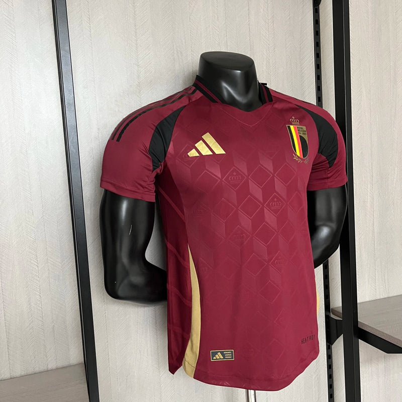 Camisa Bélgica Home I 2024/25 Adidas Jogador masculina, vinho, com escudo da seleção belga no peito, três listras Adidas nos ombros e tecnologia HEAT.RDY, modelo com caimento mais justo e tecido leve, ideal para máximo desempenho, treinos e colecionadores apaixonados.”