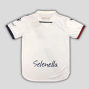 Camisa Bologna Away II 2023/24 Torcedor Masculina branca, com detalhes vermelhos e azuis nas mangas e gola, escudo bordado e design elegante que representa o orgulho e a tradição do Bologna FC 1909.