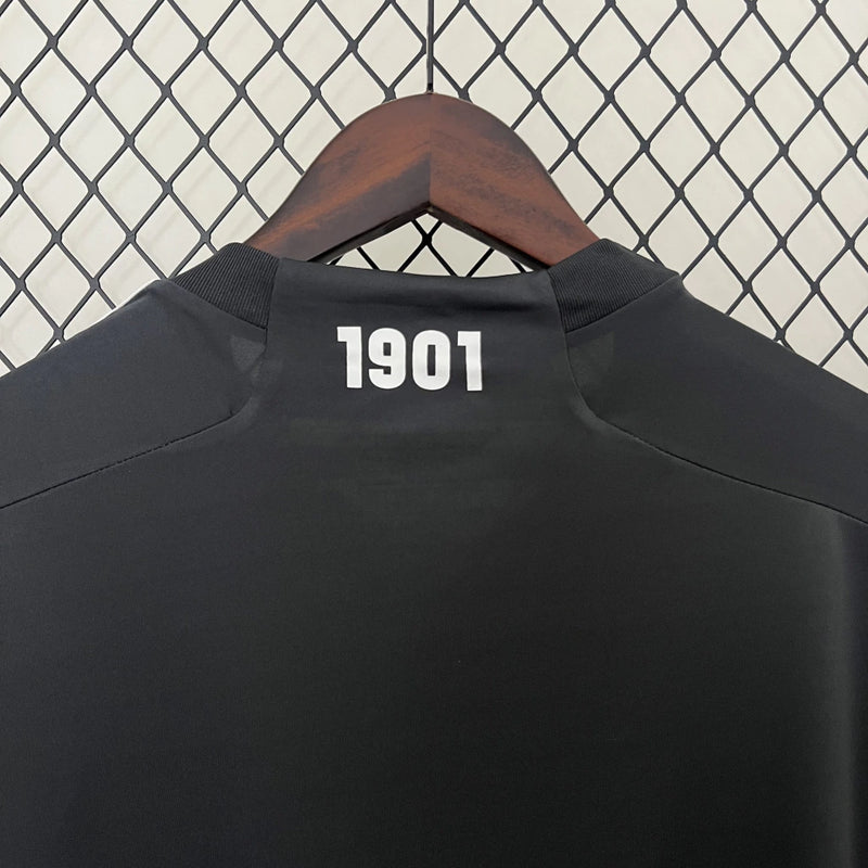 Texto alternativo para imagem:
Camisa River Plate Third 2023/24 Adidas Torcedor Masculina preta com grafismos geométricos cinza, detalhes em vermelho, escudo do River Plate bordado e logo Adidas no peito.

