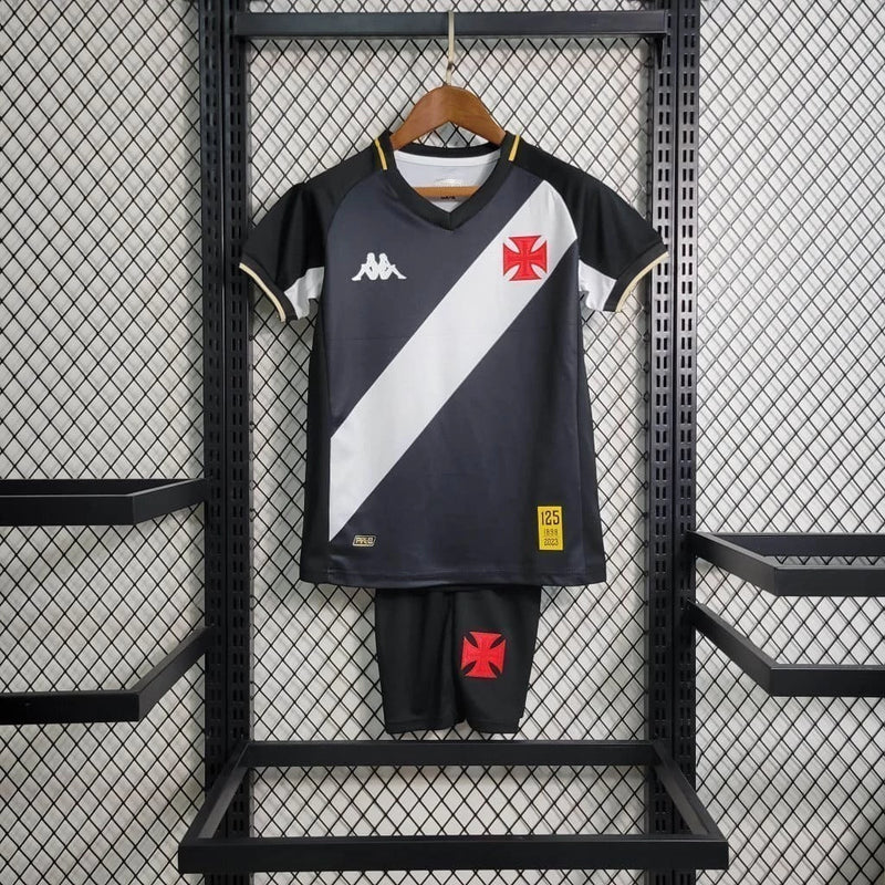 Kit Infantil Vasco Home 2023/24 Kappa oficial – uniforme completo com camisa branca faixa diagonal preta e short, ideal para pequenos torcedores vascaínos"
