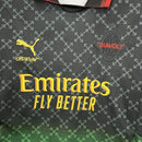 Kit Infantil Milan 2025/26 Puma Edição Off White - Camisa e shorts com design urbano e escudo do clube em destaque para pequenos fãs de futebol