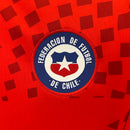 Camisa Chile Home 2024/25 Masculina para torcedor, vermelha com detalhes em azul e branco, modelo oficial da seleção chilena, ideal para fãs da Seleção do Chile"