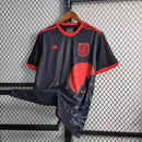 Camisa Japão Concept Black Panther 2024/25 Adidas Torcedor Masculina preta, uniforme conceitual da seleção japonesa inspirado na pantera negra, com tecnologia AEROREADY para conforto e respirabilidade, ideal para torcedores e colecionadores.