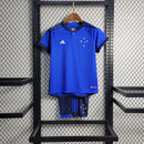 Kit Infantil Cruzeiro Home 2023/24 Adidas azul celeste com camisa e short oficial, escudo bordado e design confortável para crianças torcedoras.