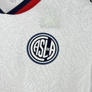 Camisa San Lorenzo Away II 2025/26 Torcedor Masculina branca com detalhes em azul e vermelho, escudo estampado do clube argentino e design moderno para torcedores."