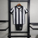 Kit Infantil Botafogo Home 2023/24 Reebok com camisa listrada preta e branca, shorts preto e meiões para crianças de 3 a 13 anos, uniforme oficial do Glorioso para pequenos torcedores"