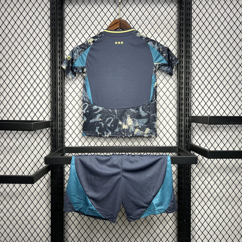 "Kit Infantil Ajax Away (2) 2024/25 Adidas com camisa e short oficial, tecido leve AEROREADY, escudo bordado e design autêntico do segundo uniforme do Ajax Amsterdam."