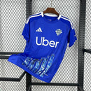 Camisa Como Home I 2024/25 Adidas Torcedor Masculina azul com detalhes brancos, escudo bordado no peito, gola moderna e tecido respirável AEROREADY, representando a tradição e a elegância do futebol italiano e do clube Como 1907.