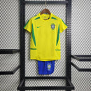Kit Infantil Brasil Home 2002 Nike Retrô – uniforme completo com camisa amarela, shorts azul e meião branco, inspirado no penta da Copa do Mundo, confortável e ideal para crianças apaixonadas por futebol."