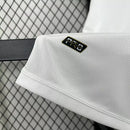 Camisa Vasco da Gama Pré-Jogo 2024/25 Kappa Torcedor Masculina, branca com detalhes de inclusão e escudo do clube no peito, tecido leve e respirável, ideal para treinos e uso casual.