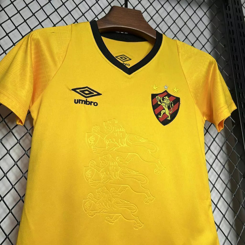 Kit Infantil Sport Recife Away 2024/25 Umbro com camisa e short oficiais, vermelho e preto, escudo bordado, ideal para pequenos torcedores, conforto e respirabilidade, uniforme infantil de futebol licenciada"