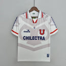 Camisa Universidad de Chile Away II 1996/97 retrô masculina branca, modelo clássico dos anos 90, gola e mangas tradicionais, perfeita para torcedores e colecionadores, estilo histórico e nostálgico do futebol chileno"