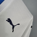 Camisa Itália Away II 2006/07 Puma Retrô masculina, branca, com escudo da seleção italiana no peito e detalhes clássicos da temporada 2006/07, feita em tecido leve e confortável, ideal para colecionadores, fãs de futebol retrô e uso casual.”