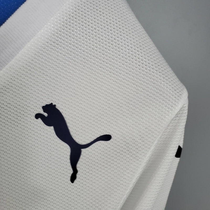 Camisa Itália Away II 2006/07 Puma Retrô masculina, branca, com escudo da seleção italiana no peito e detalhes clássicos da temporada 2006/07, feita em tecido leve e confortável, ideal para colecionadores, fãs de futebol retrô e uso casual.”