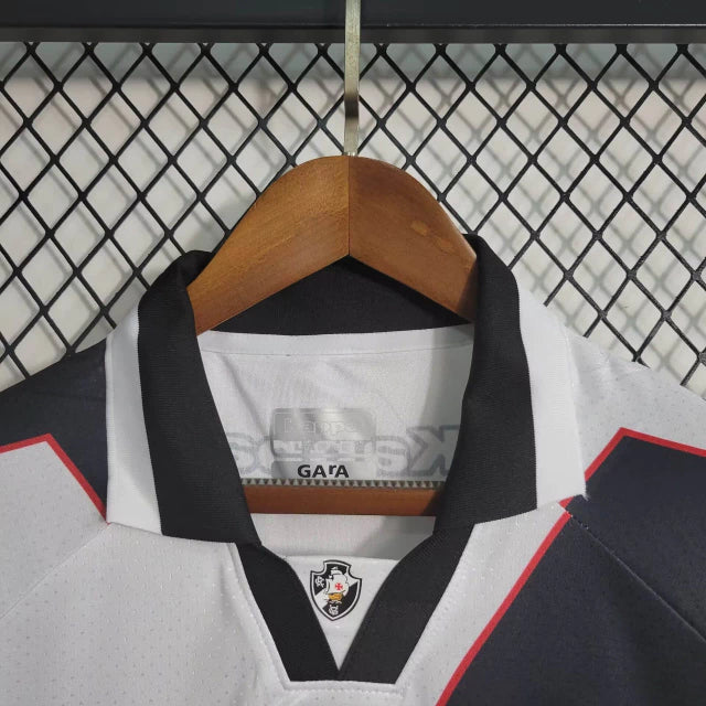 Camisa Vasco Away II 1997/98 Kappa Retrô Masculina, listras pretas e brancas, escudo do Vasco bordado no peito, gola redonda, tecido leve e respirável, ideal para torcedores e colecionadores.