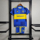 Texto alternativo para imagem:
Kit Infantil Boca Juniors Home (1) 2023/24 Adidas com camisa azul e faixa amarela central, short azul com detalhes amarelos, modelo oficial para crianças de 3 a 13 anos.

