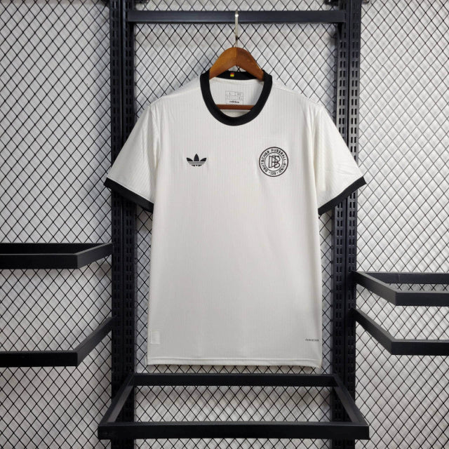 Camisa Alemanha 125 Anos 2025/26 Adidas Torcedor Masculina na cor branca, com escudo dourado comemorativo e gola retrô, celebrando 125 anos da seleção alemã.