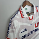 Camisa Universidad de Chile Away II 1996/97 retrô masculina branca, modelo clássico dos anos 90, gola e mangas tradicionais, perfeita para torcedores e colecionadores, estilo histórico e nostálgico do futebol chileno"