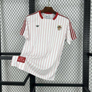 Camisa Benfica ICON 2025/26 Adidas Torcedor Masculina Branca, design elegante com detalhes vermelhos, conforto e tradição do futebol português