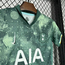 Kit Infantil Tottenham Third III 2024/25 Nike com camisa e short, tecido leve e respirável, ideal para pequenos torcedores dos Spurs com conforto e estilo."
