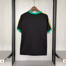 Camisa Jamaica 2024/25 Adidas Torcedor Masculino - modelo preto, uniforme da seleção jamaicana, design moderno com escudo em destaque e logo Adidas.