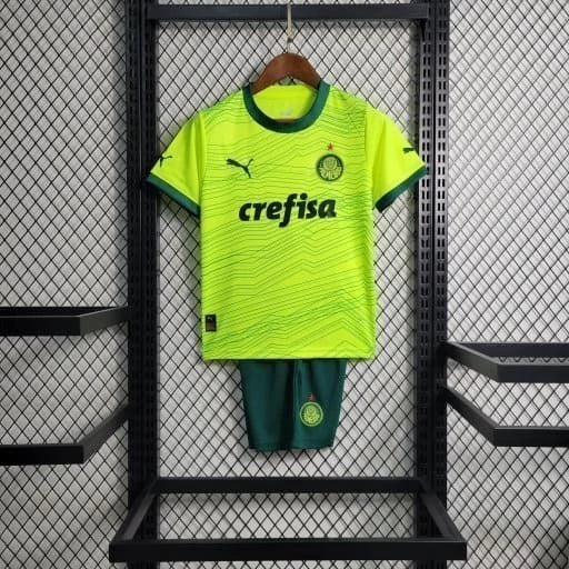 "Kit Infantil Palmeiras Third 2023/24 Puma completo com camisa, shorts e meião, oficial do Verdão, tecido leve e respirável, ideal para jovens torcedores.